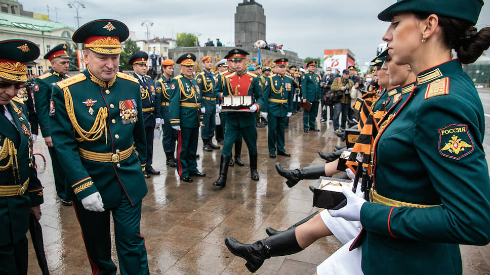 Парад войск екатеринбургского гарнизона на площади 1905 года, посвященный 75-летию Победы в Великой Отечественной войне
