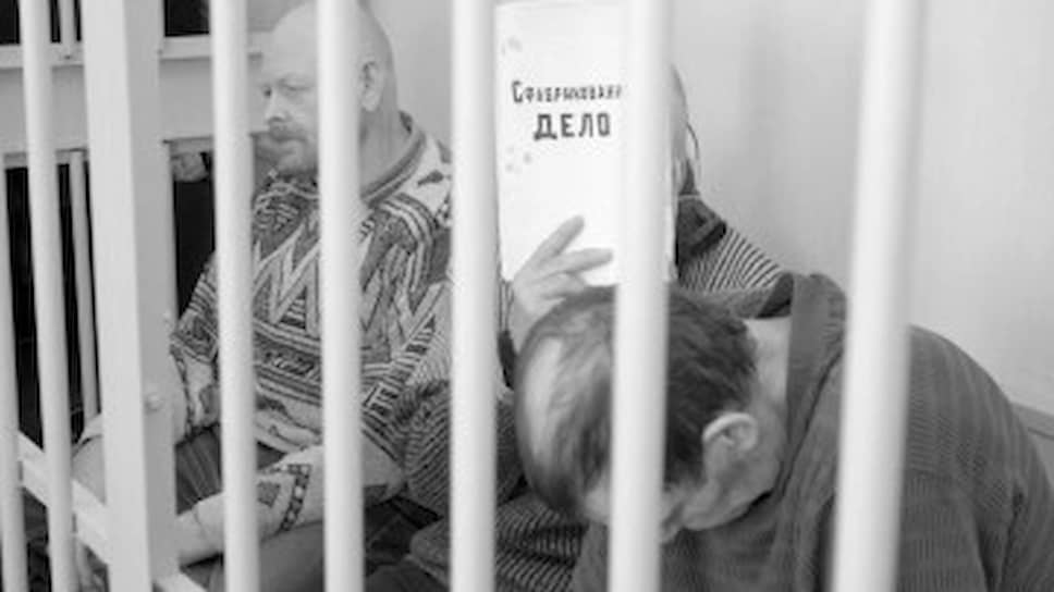 Обвиняемый по делу уральских педофилов Сергей Маляренко во время вынесения приговора закрывался плакатом с надписью "Сфабрикованное дело"
