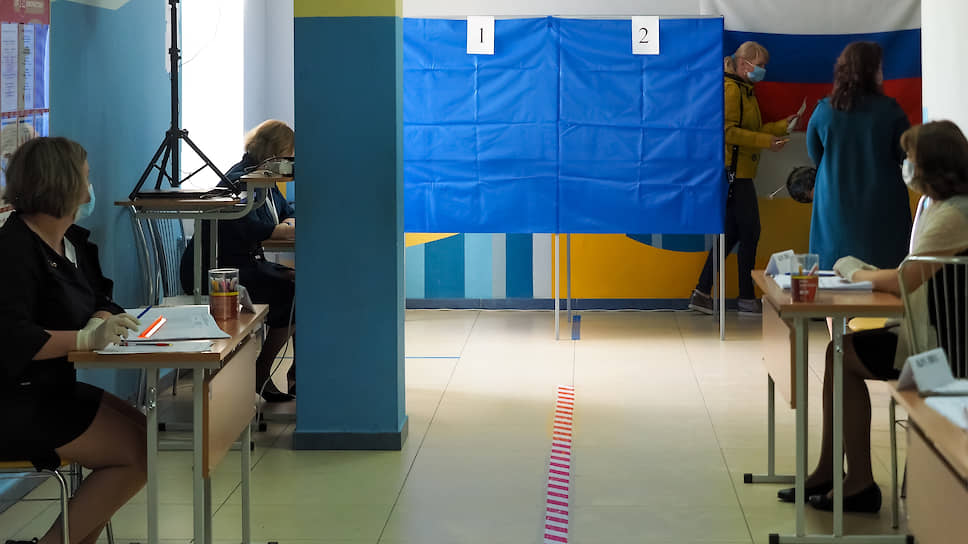 Избирательный участок во время всероссийского голосования по поправкам в Конституцию в Академическом районе Екатеринбурга