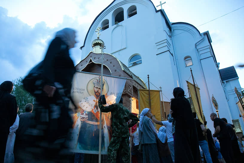 Крестный ход на территории Среднеуральского женского монастыря.
