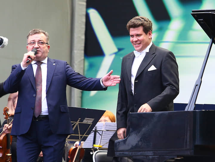Денис Мацуев (справа) на концерте в саду Вайнера.