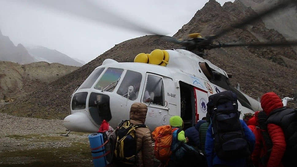 Посадка в вертолет Ми-8 АМТ, который разбился в горах Таджикистана 12 августа 2018 года