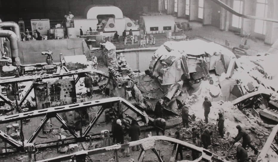 Турбоустановки машинного зала Белоярской АЭС после пожара, 7 января 1979 год
