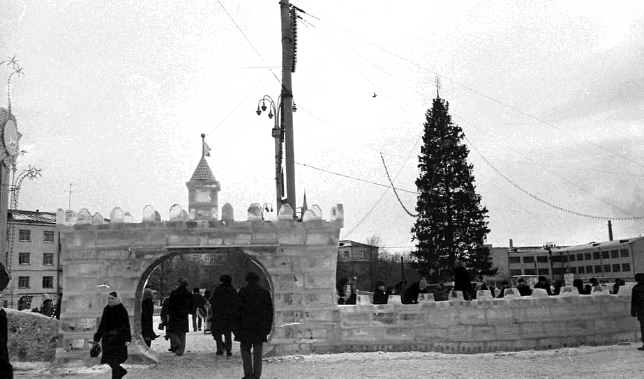 Новогодняя елка на площади Первой пятилетки. 1976 год
