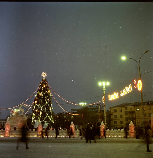 Новогодняя елка на площади Первой пятилетки