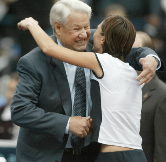 Борис Ельцин (слева) поздравляет теннисистку Анастасию Мыскину (справа) с победой в финальной игре турнира &quot;Кубок Кремля&quot;, 2003 год 