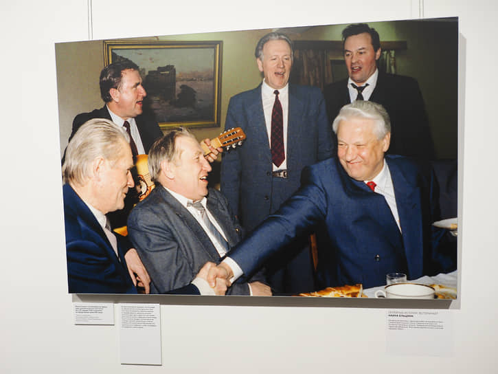 Фотовыставка «Борис Ельцин: в галстуке и без» в Ельцин Центре