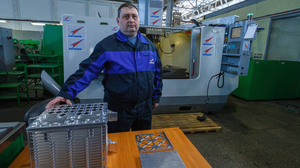 Оператор ЧПУ Андрей Бурков изготавливает детали корпуса для аппаратуры системы управления