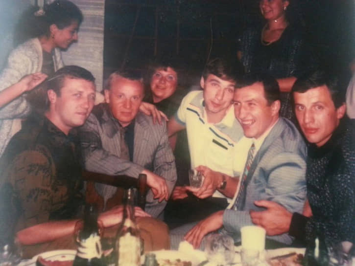 За полгода до убийства Григория Цыганова (второй справа) «уралмашевцы» (крайний справа Константин Цыганов) поздравляли Олега Вагина (крайний слева) с 30-летием

