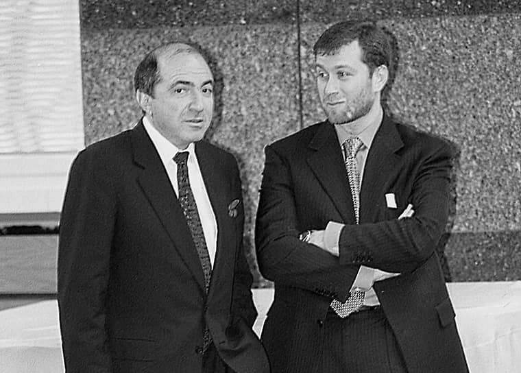 Борис Березовский (слева) и Роман Абрамович (справа) в Госдуме, 1997 год
