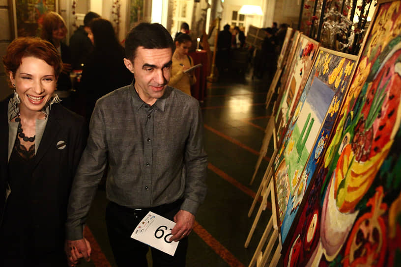 Вячеслав Бутусов (в центре) во время пятого аукциона по продаже картин из серии &quot;Азбука&quot;, которые были созданы во время Рождественской ярмарки известными людьми, 2011 год 