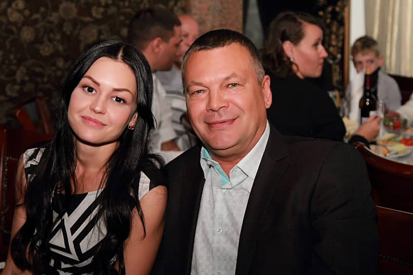Обвиняемый в занятии высшего положения в преступной иерархии Владимир Кузнецов с супругой
