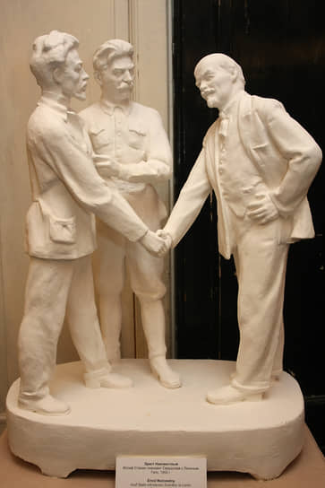 Композиция &quot;Иосиф Сталин знакомит Свердлова с Лениным&quot; скульптора Эрнста Неизвестного в Музее истории Екатеринбурга