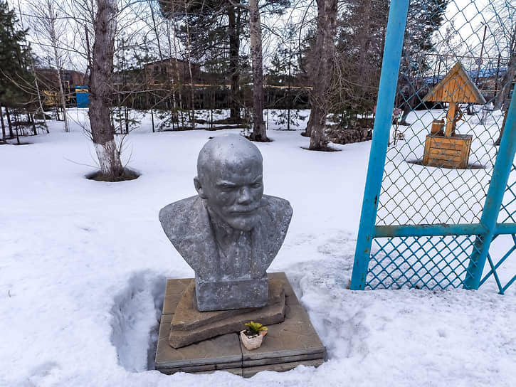 Бюст Ленина на территории типографии в Реже 