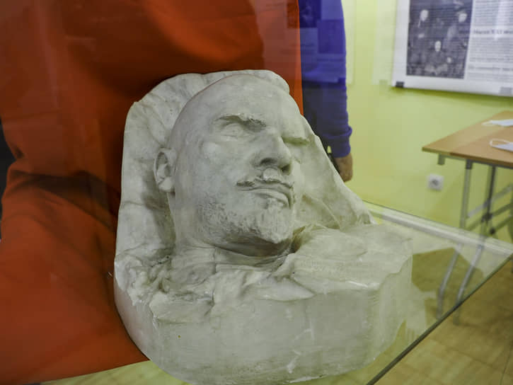 Посмертная маска Ленина в Свердловском областном краеведческом музее имени Клера