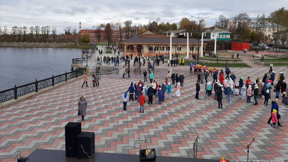 Открытие реконструированной набережной городского пруда в Верхней Туре