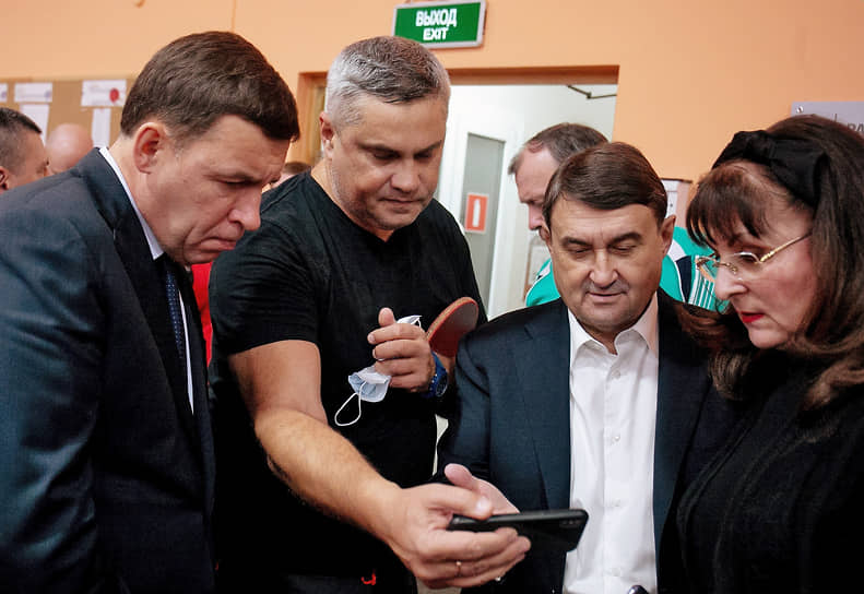 Губернатор Свердовской области Евгений Куйвашев (слева) и помощник президента России Игорь Левитин (второй справа) во время турнира.