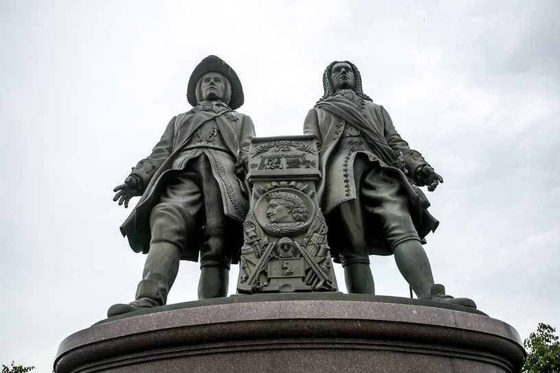Памятник основателям Екатеринбурга Василию Татищеву и Вильгельму де Геннину на площади Труда