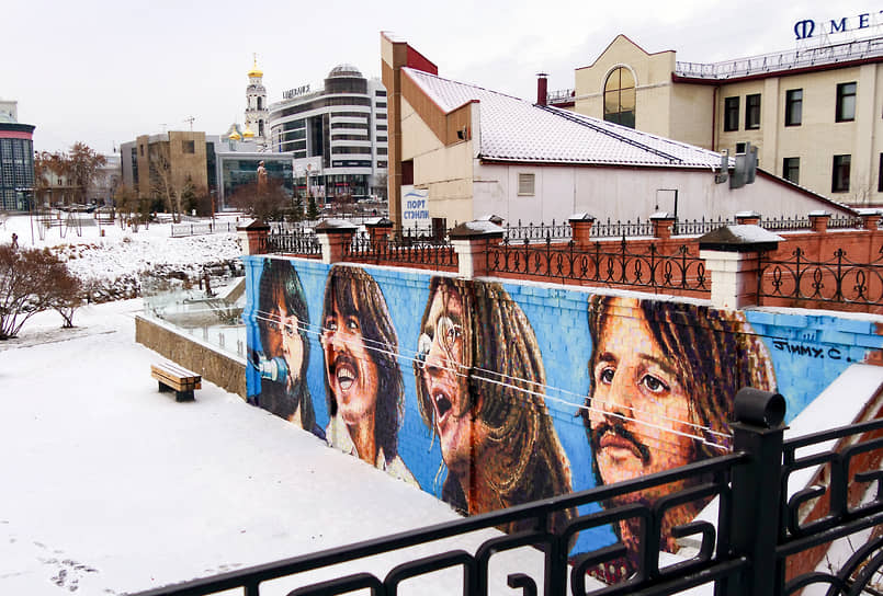 Уличный художник Джеймс Кокран (Jimmy C) из Великобритании создал граффити с портретами участников группы The Beatles рядом с памятником музыкантам в Екатеринбурге
