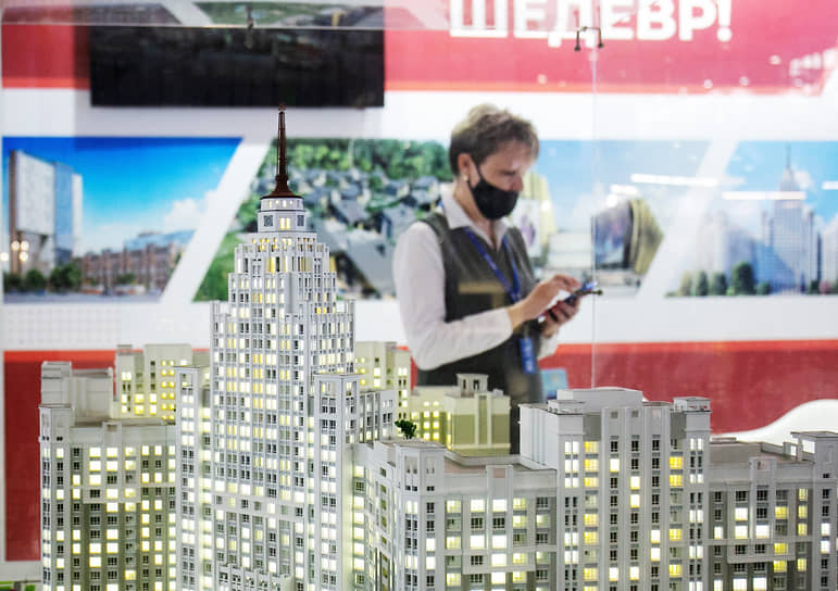Форум высотного строительства &quot;100+ TechnoBuild&quot; на территории выставочного комплекса &quot;Екатеринбург-Экспо&quot;. Макет высотного здания жилого комплекса.

