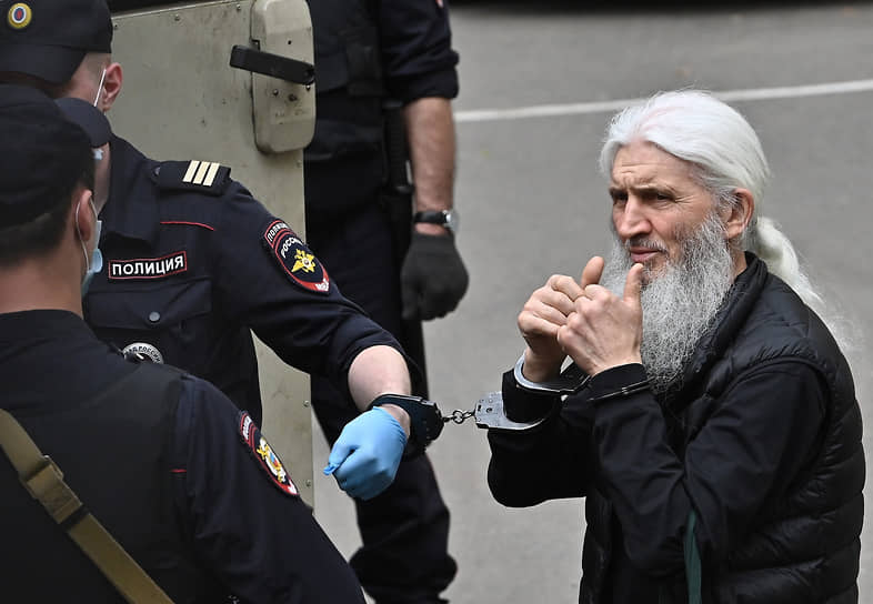 Экс-схиигумена Сергия (Николай Романов) был приговорен к 3,5 годам за самоуправство, нарушение права на свободу вероисповедание и склонение прихожан и монахинь к самоубийству