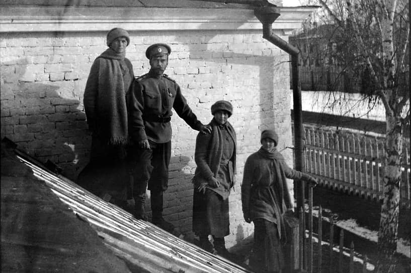 Николай II с дочерями, Тобольск, 1917г. Семья прибыла в Екатеринбург 30 апреля 1918г. 