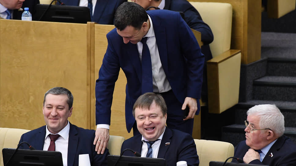 Депутат Госдумы Максим Иванов (сидит в центре) тоже попал в санкционный список Великобритании 