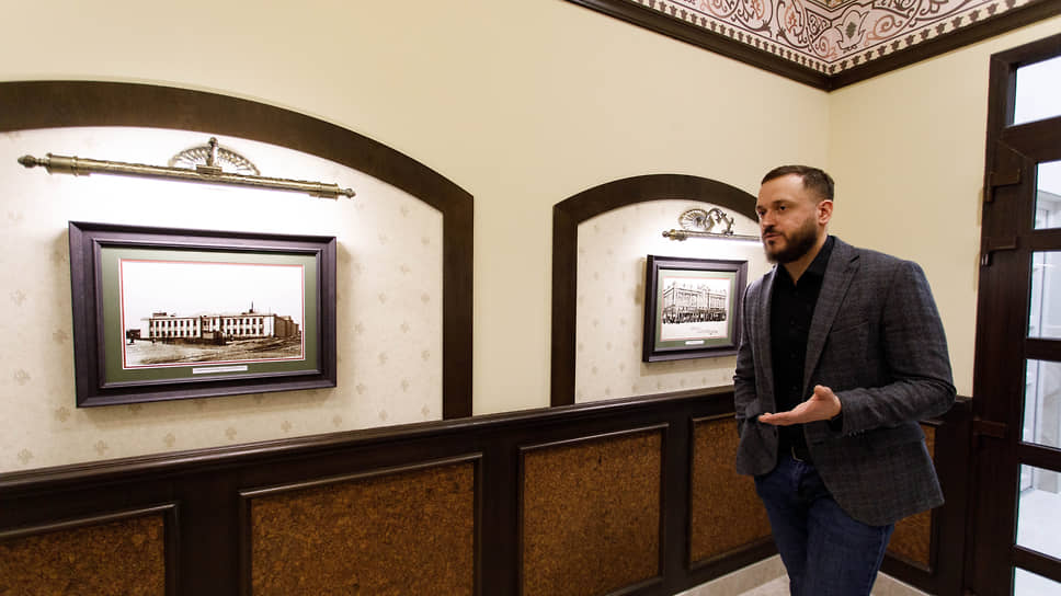 На стенах висят копии старых фотографий Екатеринбурга. Их заказывали в &quot;Доме Метенкова&quot;. Среди них есть и баня &quot;Бодрость&quot; 