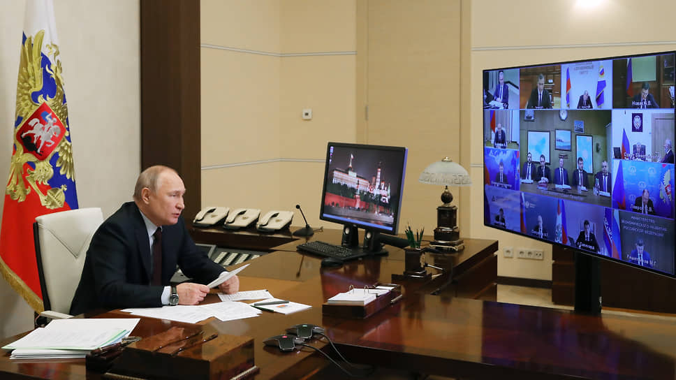 Президент России Владимир Путин во время совещание по вопросам развития Арктической зоны в режиме видеоконференции
