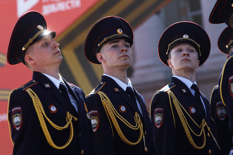 Военный парад на площади 1905г, посвященный 77-ой годовщине Победы в Великой Отечественной войне в Екатеринбурге