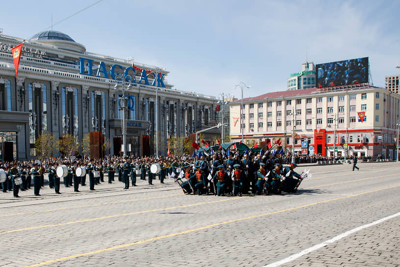 Военный парад на площади 1905г, посвященный 77-ой годовщине Победы в Великой Отечественной войне в Екатеринбурге