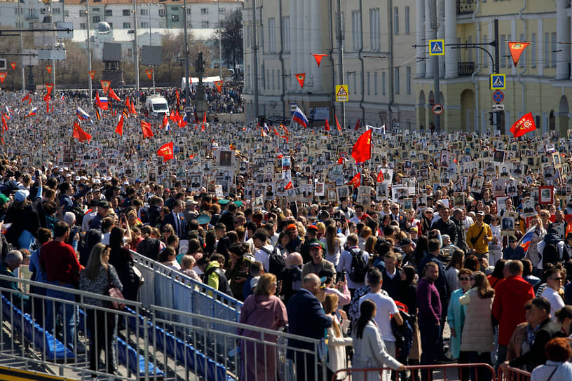 Участники акции памяти &quot;Бессмертный полк&quot; в Екатеринбурге 