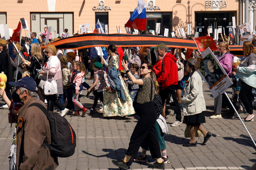Участники акции памяти &quot;Бессмертный полк&quot; в Екатеринбурге 