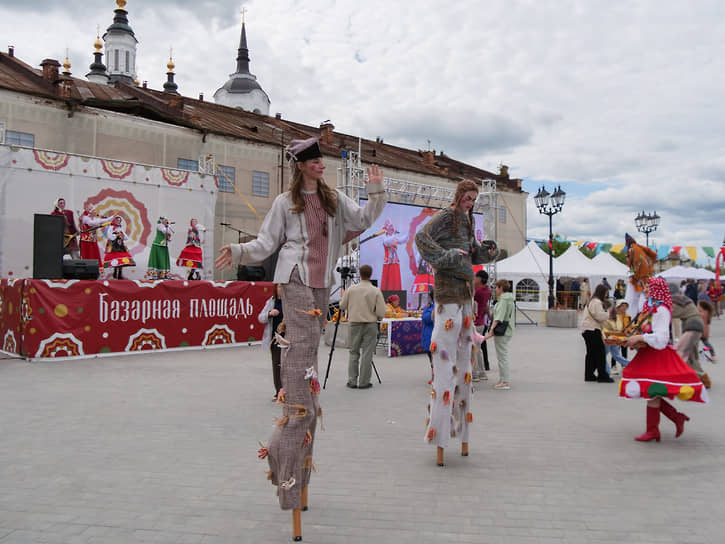 XIII музыкальный фестиваль «Лето в Тобольском Кремле». Артисты на ходулях на Базарной площади