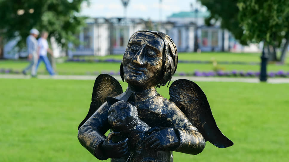 Милосердный ангел —  один из 10 ангелов, установленных в Тобольске. Они рассказывают туристам и горожанам о городе. Для этого отсканировать QR-код своим смартфоном 