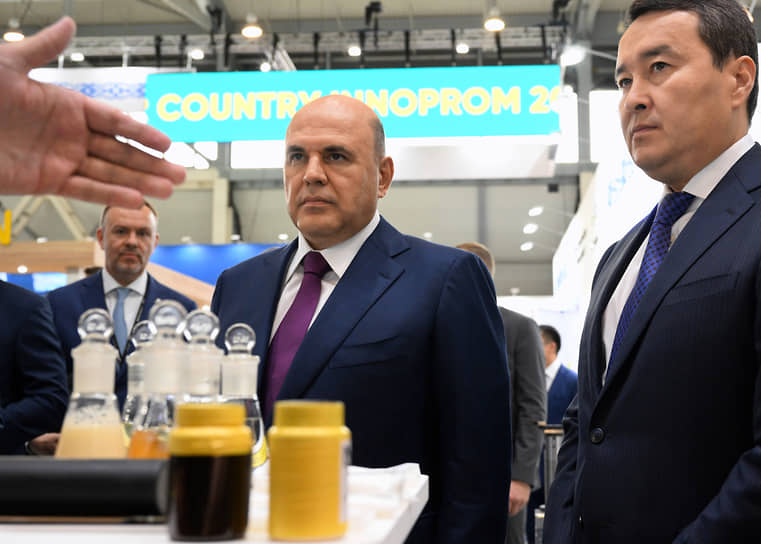 Председатель правительства России Михаил Мишустин (в центре) и премьер-министр Казахстана Алихан Смаилов (справа) на выставке