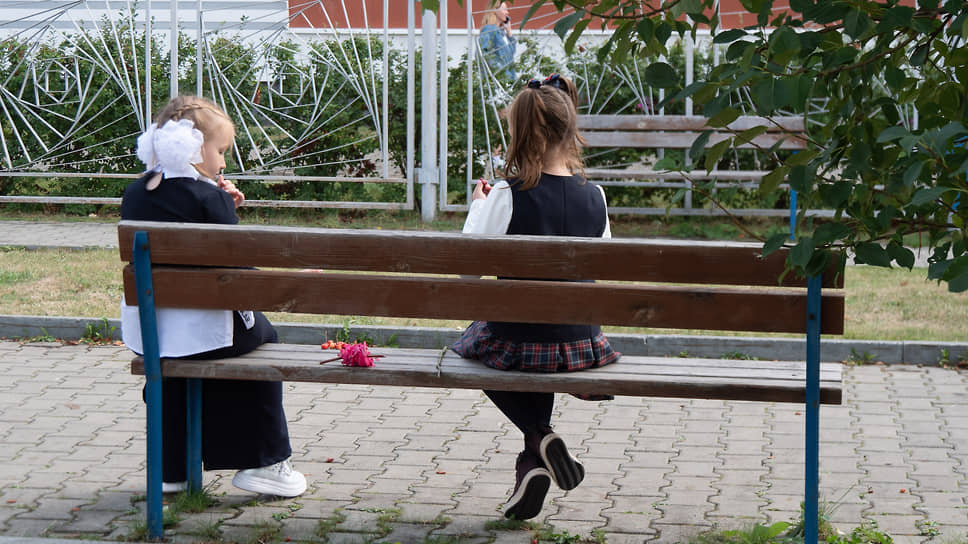 День знаний в Академическом районе Екатеринбурга. Школьницы на скамейке
