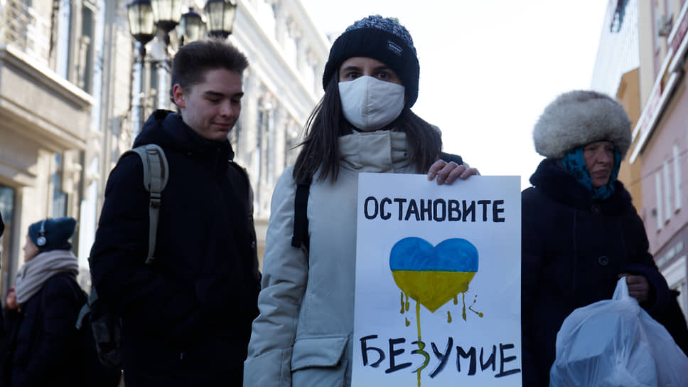 Несогласованная акция против специальной военной операции на Украине в центре Екатеринбурга