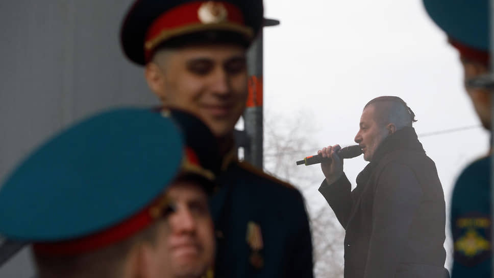  Лидер группы &quot;Агата Кристи&quot; Вадим Самойлов (справа) во время выступления на митинге