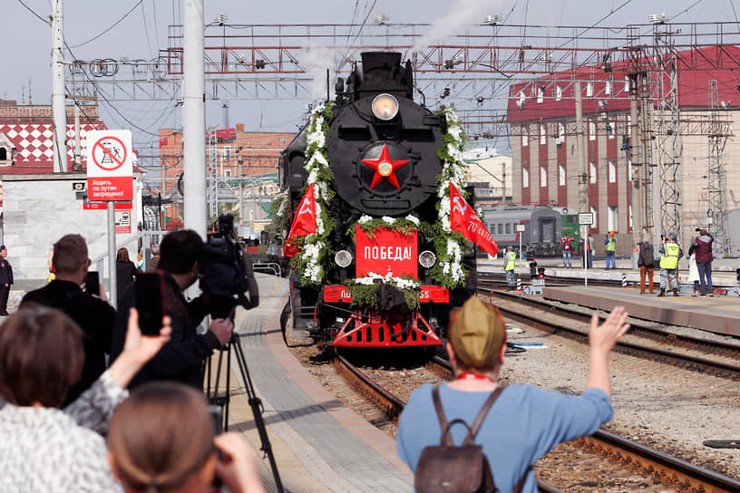 Проект организовала Свердловская железная дорога к 78-й годовщине Победы в Великой Отечественной войне. В регионах Прикамья и Урала с  апреля курсируют сразу два ретро-состава во главе с раритетными паровозами ЛВ-123, ЛВ-355, Л-3111