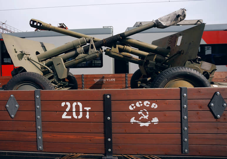 На открытых платформах поезда выставлены образцы исторической военной техники: легендарный танк Т-34, пушка М-42, реактивная установка «Катюша», автомобиль ГАЗ-67