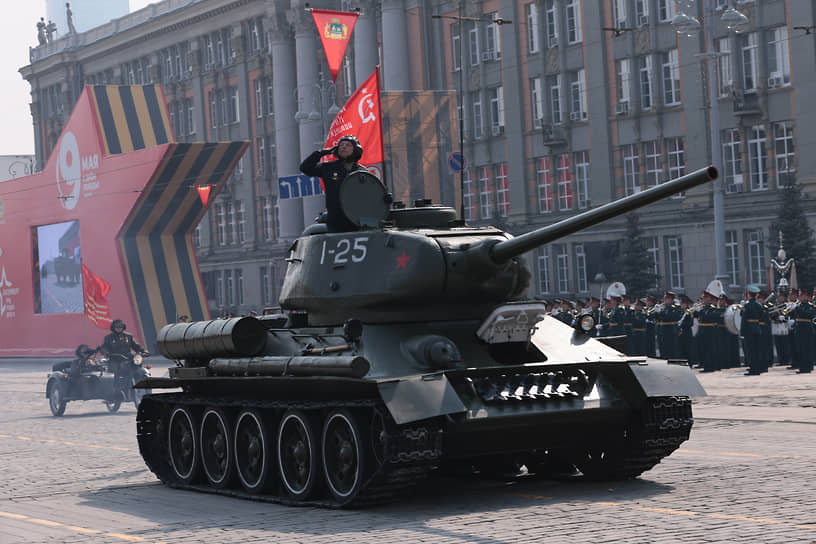Традиционно по брусчатке площади 1905 года прошла механизированная колонна – ее возглавил легендарный танк Т-34