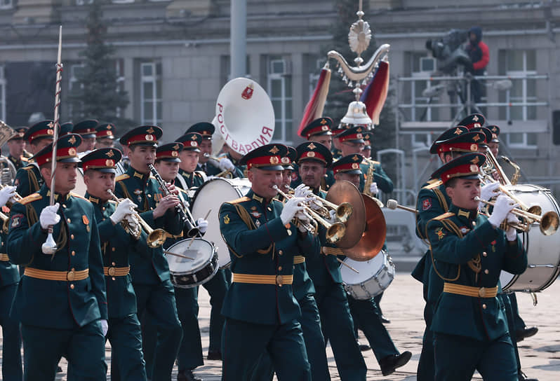 Музыкальное сопровождение военного парада в Екатеринбурге обеспечивал сводный военный оркестр