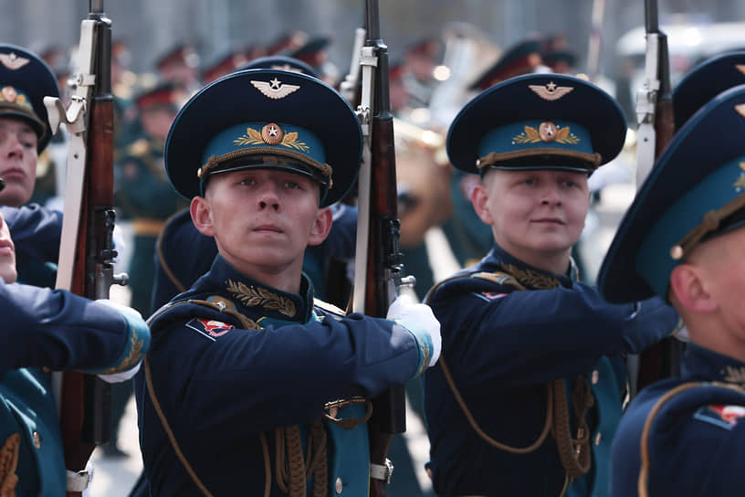 По главной площади Екатеринбурга в День Победы прошли пешая колонна, в которой было более 1,5 тыс. человек