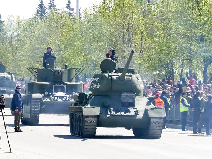 По Успенскому проспекту Верхней Пышмы проехали 33 единицы техники: танки, включая Т-34, самоходные установки,  грузовые автомобили с вооружениями, бронеавтомобили  и другие боевые машины