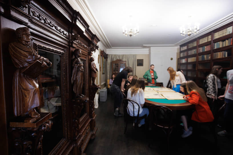 Посетители на экспозиции &quot;Библиотека С.А.Тихоцкой&quot; в Музее истории Екатеринбурга