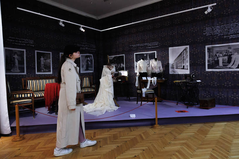 Посетители на выставке «Театр Надежды Ламановой», в «Доме Поклевских-Козелл»