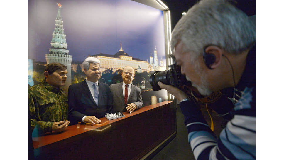 Посетитель на постоянной экспозиции в Музее первого президента России Бориса Ельцина