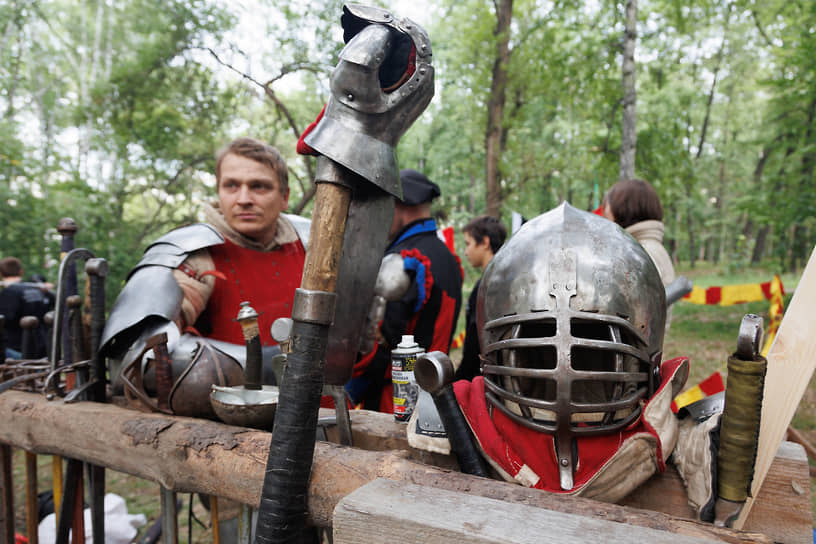 Участники средневековой ярмарки на музыкально-исторической площадке фестиваля
