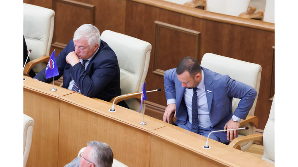 Депутат Алексей Коробейников (справа) во время последнего для него рабочего дня в Законодательном собрании Свердловской области